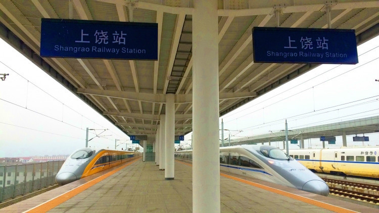 “黄医生”高速综合检测列车开进上饶站