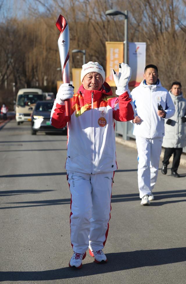 2022年2月2日，许振超参加北京冬奥会火炬传递 