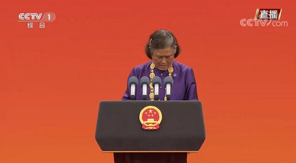  “友谊勋章”获得者玛哈扎克里·诗琳通发言 