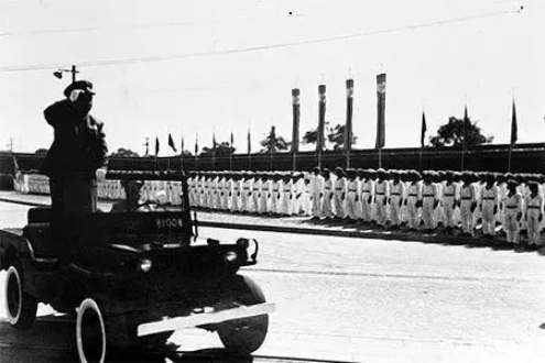 1952年，朱德总司令乘车检阅中国人民解放军陆海空三军仪仗队 