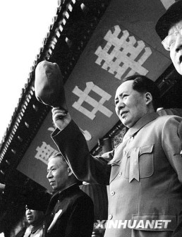1950年10月1日，中央人民政府主席毛泽东（右