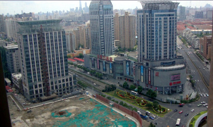 黄兴路四平路交汇处的金岛蓝天姐妹楼