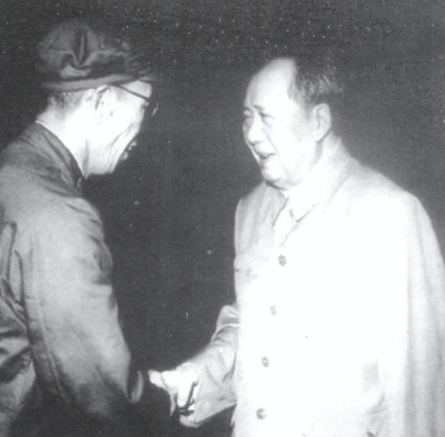 毛主席接见梁兴初（左） 