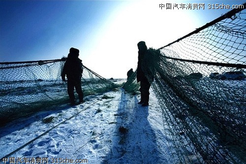 乌伦古湖冬捕景象