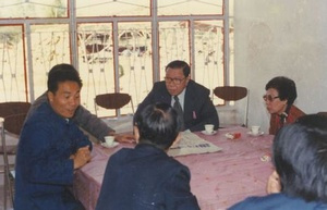 何贤同家乡人民一起策划番禺宾馆的建设蓝图