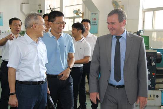卡林格校长参观数控车间