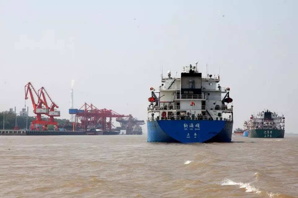 马鞍山港上的江轮