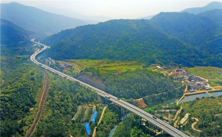 汕梅高速公路穿越粤东北山区
