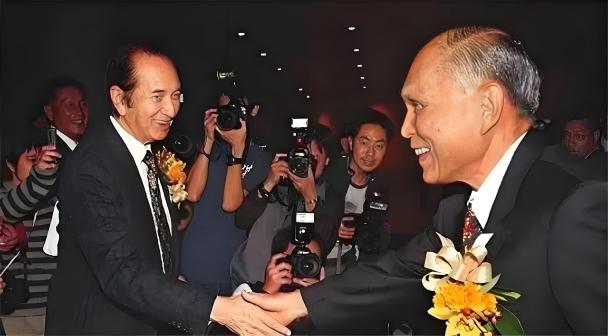 霍英东（右）与何鸿燊