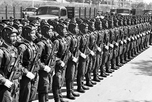 1959年，国庆阅兵式，中国人民解放军空降兵部队准备接受检阅 