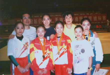 桑兰（前排右一）与队友教练