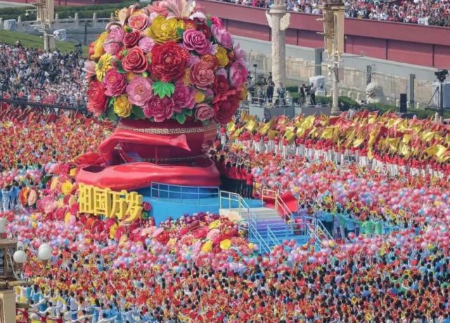 2019年10月1日，天安门前的“祖国万岁”方阵 