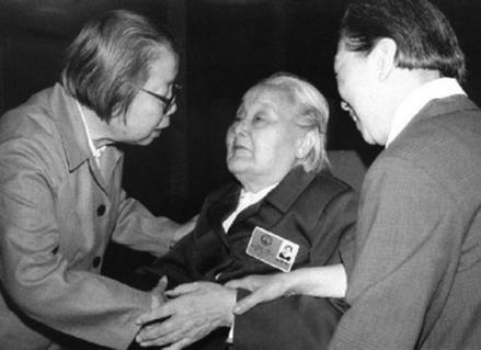 邓颖超（左）探望史良（中）