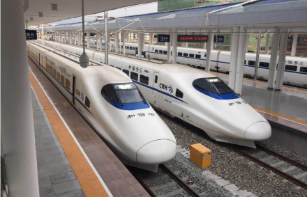 龙岩站动车进站