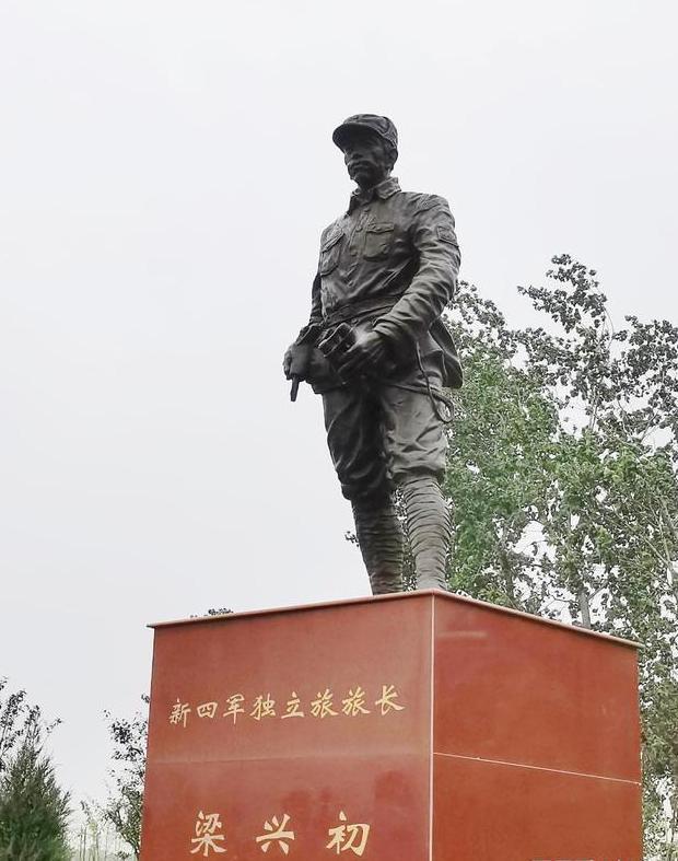 梁兴初铜像