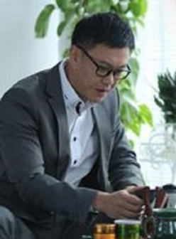 《二胎》中饰演郑叶峰