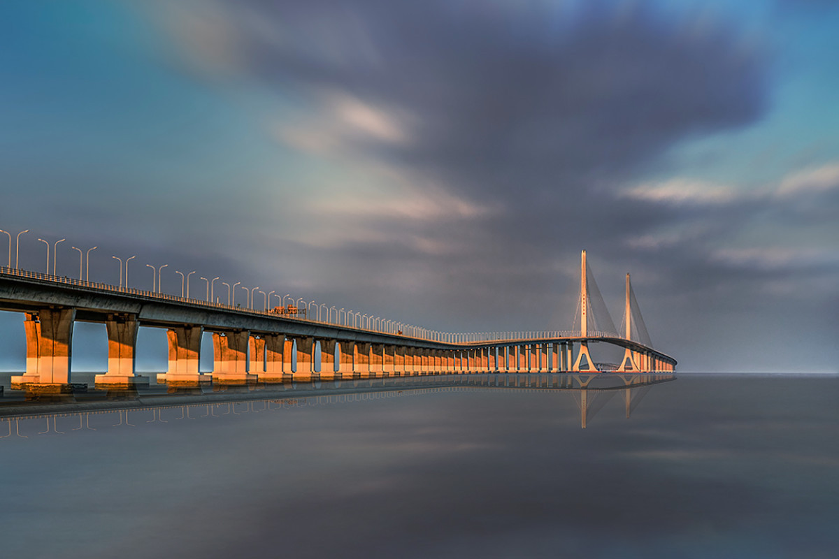 上海长江大桥呈东北至西南方向布置