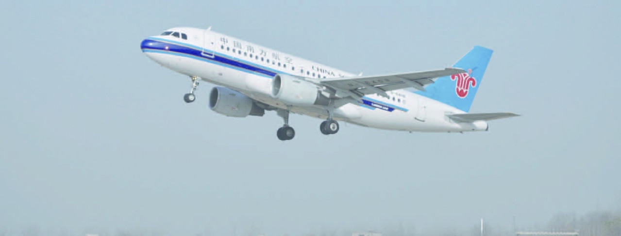 中国南方航空客机在阜阳机场起飞