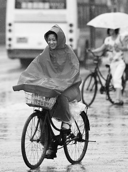 连阴雨影响居民出行 
