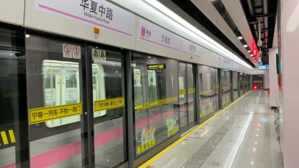 13号线列车于华夏中路站