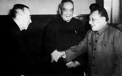 胡子昂（中）受到邓小平接见