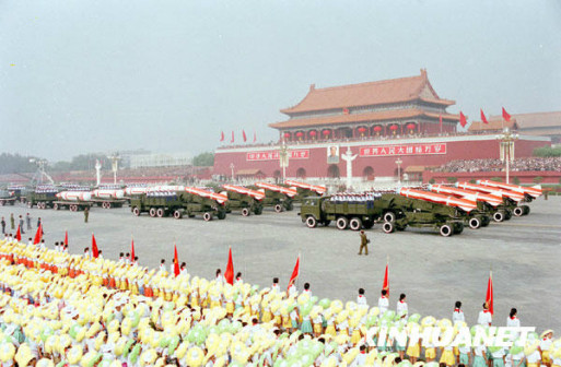 图为1984年10月1日，战略导弹方阵通过天安门广
