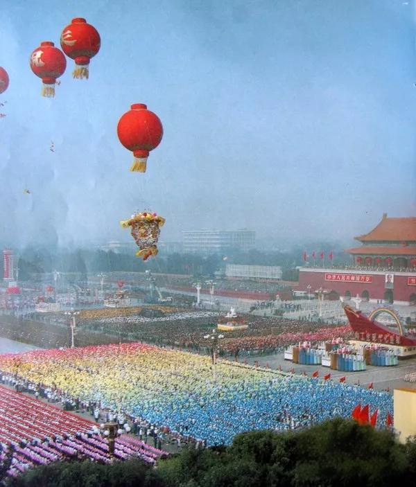 1984年10月1日，天安门前盛大的群众游行 