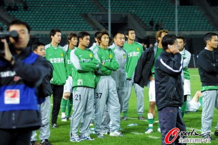 国安球员不满裁判周伟新的点球判罚选择罢赛