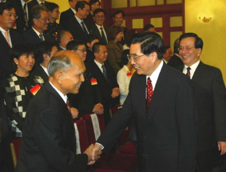 胡锦涛在人民大会堂会见霍英东