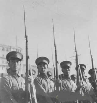 国庆阅兵时，天安门观礼台上的解放军2