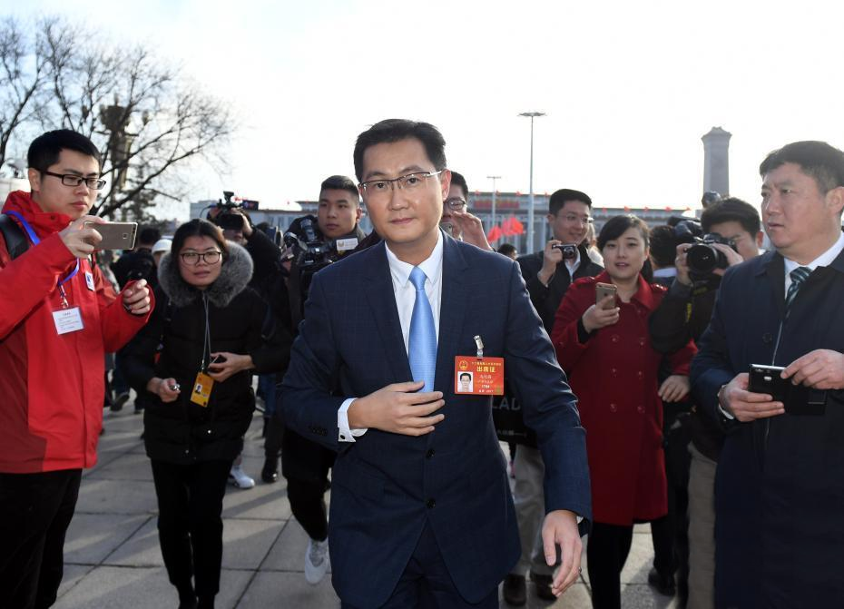 2017年3月，第十二届全国人大五次会议开幕，马化腾走向会场