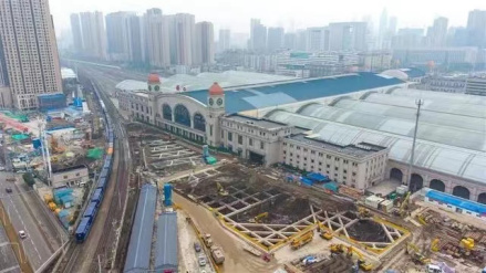 正在施工中的北广场