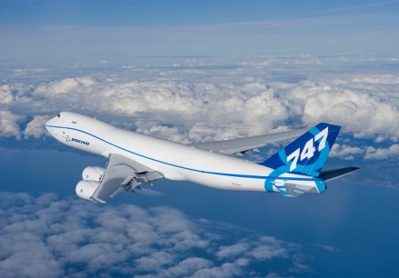 747-8F货机在华盛顿州埃弗雷特完成试飞