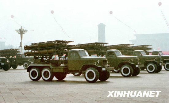 图为1984年10月1日，火箭布雷车方阵通过天安门
