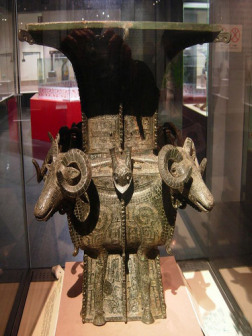 四羊青铜方尊