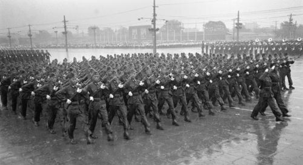 1956年，受检阅的中国人民解放军冒雨经过天安门广场 