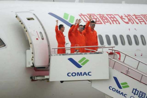 C919客机完成首飞，在上海浦东国际机场着陆后，首飞机组人员