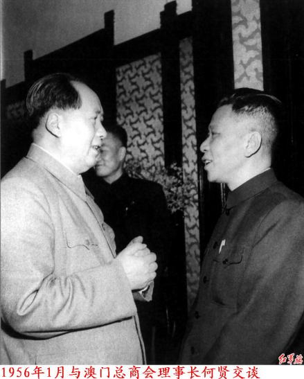 1956年1月，毛泽东和何贤交谈