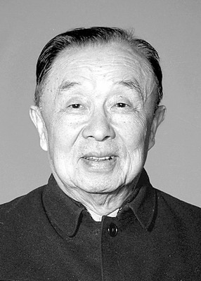 孙起孟同志遗像(新华社)