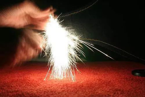 闪着火花的黄铁矿