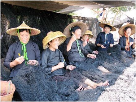 图2 临高新盈港的女人们边补网边唱歌 