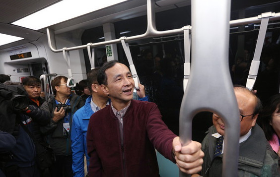 时任新北市长朱立伦搭乘轻轨