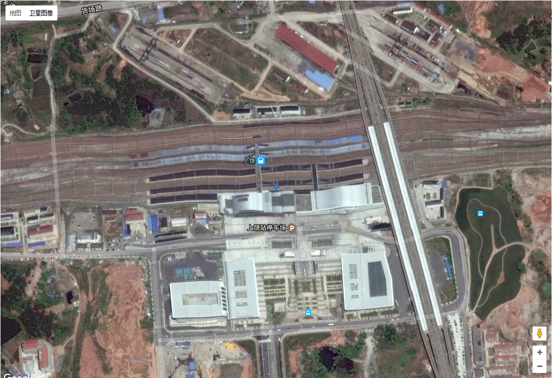 左侧为老站房，右侧为新站房