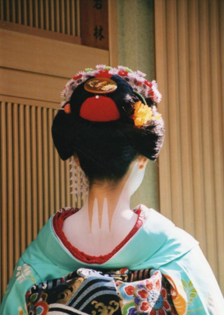 舞妓脖子上的襟足（图中画了三条“襟足”）