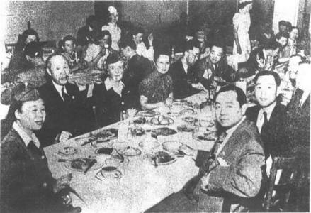 董必武（后排左一）出席联合国成立大会招待会。 