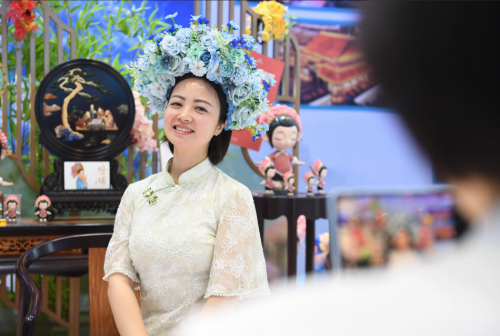 5月23日，参观者在第二十届文博会福建馆体验簪花