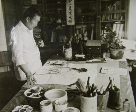 刘继卣在作画