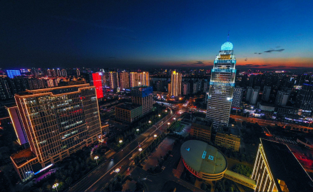 临商银行总部大楼夜景