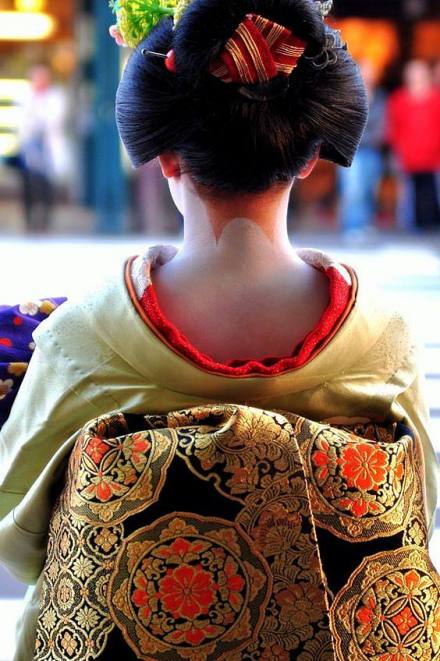 舞妓脖子上的襟足（图中画了两条“襟足”）