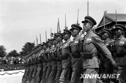 1950年10月1日，中国人民解放军步兵部队接受检